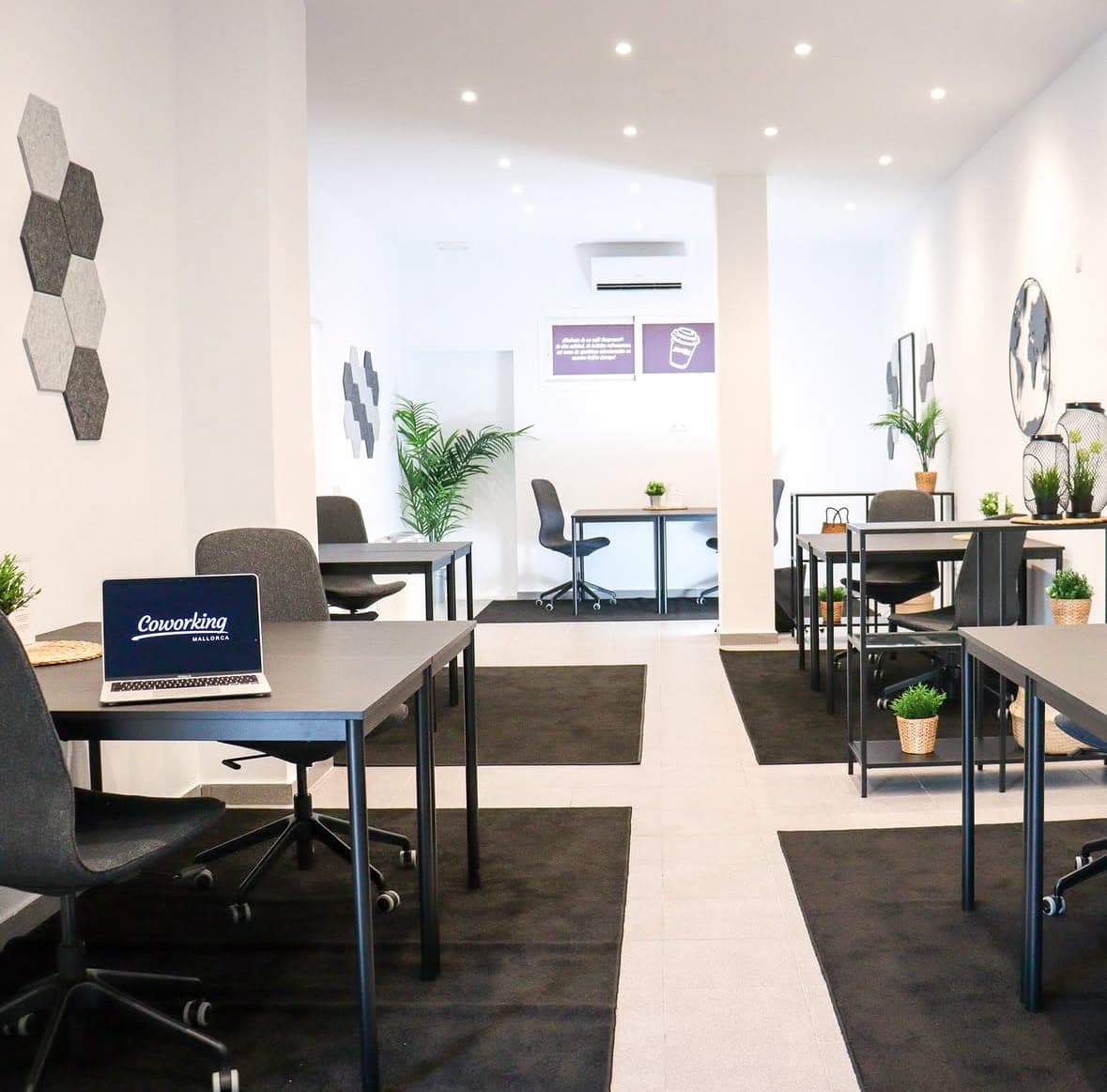 Heller Coworking-Arbeitsbereich mit Schreibtischen, Bürostühlen und Laptop bei Coworking Mallorca